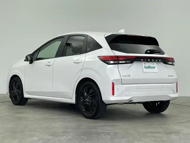 日産 ノート X 90周年記念車 群馬県 2024(令6)年 0.9万km ピュアホワイトパール 禁煙車　純正ナビ　Bluetooth　フルセグ　全方位カメラ　ブラインドスポットモニター　衝突軽減システム　オートマチックハイビーム　コーナーセンサー　LED　プッシュスタート　スマートキー