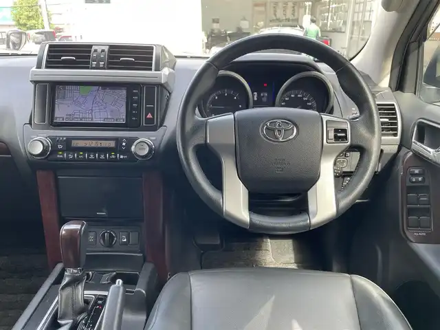 トヨタ ランドクルーザー プラド TX Lパッケージ 宮城県 2015(平27)年 12.2万km グレーメタリック 純正ナビ/　CD/DVD/　FM/AM/　フルセグテレビ/　Bluetooth/エンジンスターター　/４ＷＤ　/７人乗り３列シート/自動収納サードシート/ターボ　/純正アルミホイール１７インチ/ヒーターアイドルアップ/フロントワイパーデアイサー/ETC/センターデフロック/パワーシート/シートヒーター/クルーズコントロール/ダウンヒルアシストコントロール/横滑り防止