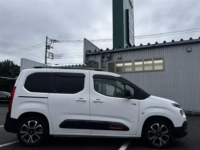 シトロエン シトロエン ベルランゴ シャイン XTRパック 静岡県 2021(令3)年 4万km 白 ユーザー買取車両/ワンオーナー/純正ナビ/　【BT/ラジオ】/純正LEDヘッドライト/純正17インチAW/全方位カメラ/バックカメラ/レーダークルーズコントロール/レーンキープアシスト/電動パーキングブレーキ/ETC/両側スライドドア/パノラマルーフ/新車時保証書/取扱説明書/スペアキー×1