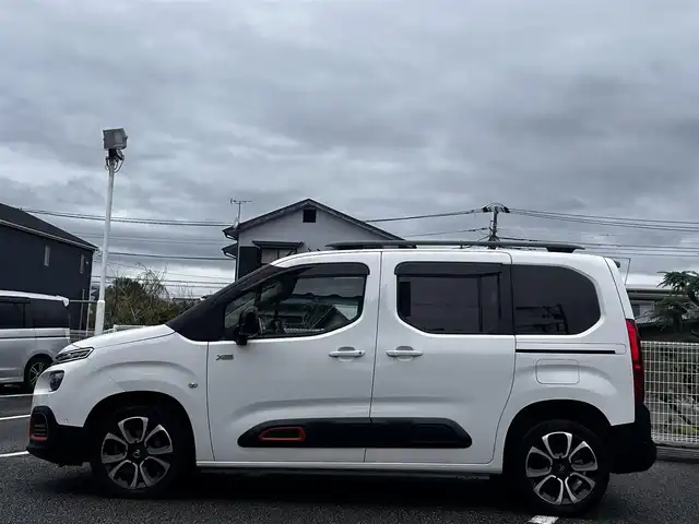 シトロエン シトロエン ベルランゴ シャイン XTRパック 静岡県 2021(令3)年 4万km 白 ユーザー買取車両/ワンオーナー/純正ナビ/　【BT/ラジオ】/純正LEDヘッドライト/純正17インチAW/全方位カメラ/バックカメラ/レーダークルーズコントロール/レーンキープアシスト/電動パーキングブレーキ/ETC/両側スライドドア/パノラマルーフ/新車時保証書/取扱説明書/スペアキー×1