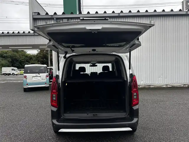 シトロエン シトロエン ベルランゴ シャイン XTRパック 静岡県 2021(令3)年 4万km 白 ユーザー買取車両/ワンオーナー/純正ナビ/　【BT/ラジオ】/純正LEDヘッドライト/純正17インチAW/全方位カメラ/バックカメラ/レーダークルーズコントロール/レーンキープアシスト/電動パーキングブレーキ/ETC/両側スライドドア/パノラマルーフ/新車時保証書/取扱説明書/スペアキー×1