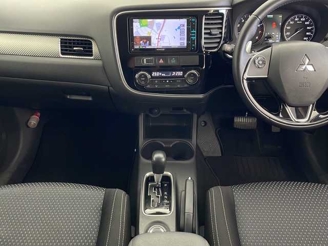 三菱 アウトランダー 24G セーフティパッケージ 秋田県 2016(平28)年 5.8万km シルキーホワイト ４WD/純正ナビ(Bluetooth/CD/DVD/フルセグ)/バックカメラ/ETC/アイドリングストップ/ステアリングスイッチ/純正AW/盗難防止装置/カーテンエアバック/LEDヘッドライト/スマートキー/スペアキー