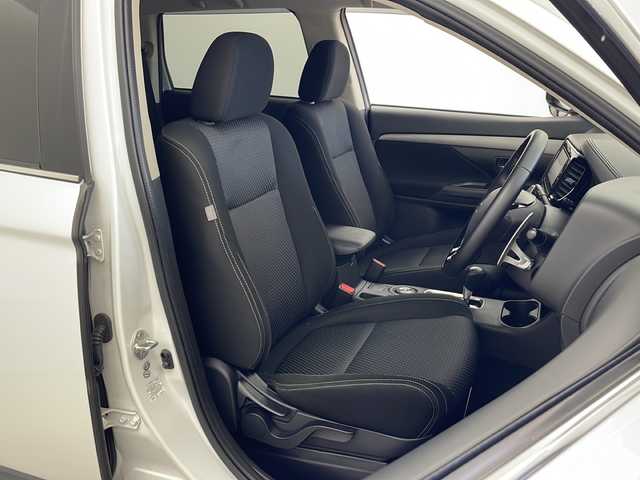 三菱 アウトランダー 24G セーフティパッケージ 秋田県 2016(平28)年 5.8万km シルキーホワイト ４WD/純正ナビ(Bluetooth/CD/DVD/フルセグ)/バックカメラ/ETC/アイドリングストップ/ステアリングスイッチ/純正AW/盗難防止装置/カーテンエアバック/LEDヘッドライト/スマートキー/スペアキー