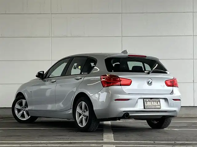 ＢＭＷ １１８ｉ スポーツ 山形県 2017(平29)年 1.1万km グレイシャーシルバー インテリジェントセーフティー/・歩行者警告/・衝突警告/車線逸脱警告/前方ドライブレコーダー/クルーズコントロール/スピードリミッター/純正LEDヘッドライト/オートライト/MTモード付AT/AW付スタッドレスタイヤ有/スペアキー１本