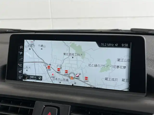 ＢＭＷ １１８ｉ スポーツ 山形県 2017(平29)年 1.1万km グレイシャーシルバー インテリジェントセーフティー/・歩行者警告/・衝突警告/車線逸脱警告/前方ドライブレコーダー/クルーズコントロール/スピードリミッター/純正LEDヘッドライト/オートライト/MTモード付AT/AW付スタッドレスタイヤ有/スペアキー１本