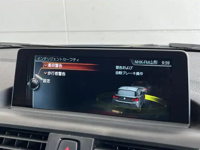 ＢＭＷ １１８ｉ スポーツ 山形県 2017(平29)年 1.1万km グレイシャーシルバー インテリジェントセーフティー/・歩行者警告/・衝突警告/車線逸脱警告/前方ドライブレコーダー/クルーズコントロール/スピードリミッター/純正LEDヘッドライト/オートライト/MTモード付AT/AW付スタッドレスタイヤ有/スペアキー１本