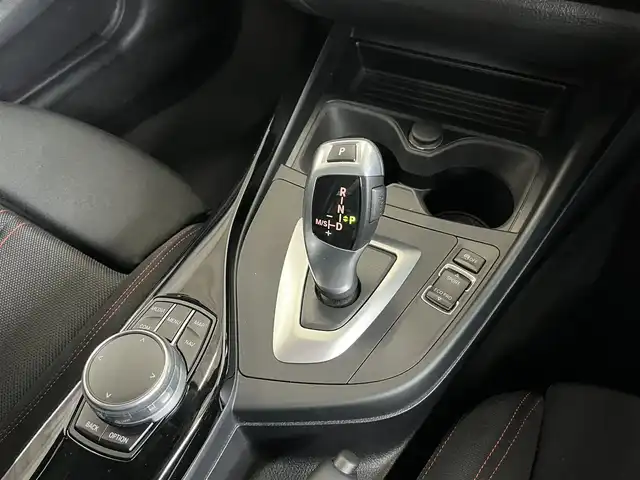 ＢＭＷ １１８ｉ スポーツ 山形県 2017(平29)年 1.1万km グレイシャーシルバー インテリジェントセーフティー/・歩行者警告/・衝突警告/車線逸脱警告/前方ドライブレコーダー/クルーズコントロール/スピードリミッター/純正LEDヘッドライト/オートライト/MTモード付AT/AW付スタッドレスタイヤ有/スペアキー１本