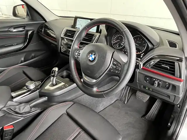 ＢＭＷ １１８ｉ スポーツ 山形県 2017(平29)年 1.1万km グレイシャーシルバー インテリジェントセーフティー/・歩行者警告/・衝突警告/車線逸脱警告/前方ドライブレコーダー/クルーズコントロール/スピードリミッター/純正LEDヘッドライト/オートライト/MTモード付AT/AW付スタッドレスタイヤ有/スペアキー１本