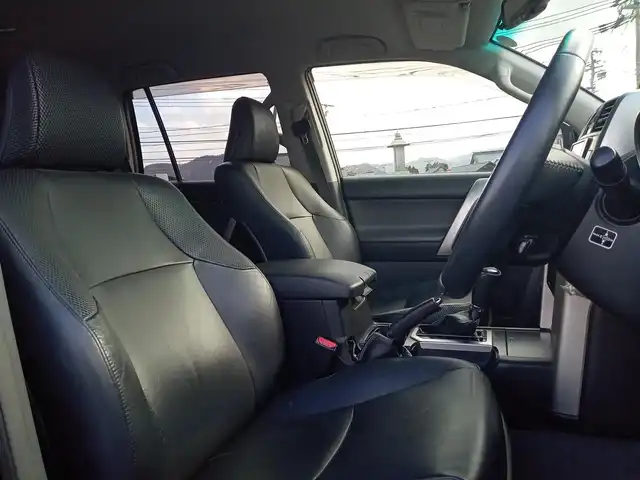 トヨタ ランドクルーザー プラド TX Lパッケージ 福井県 2011(平23)年 9.5万km ブラック 4WD/純正SDナビ（NSZT-W61G）/・（フルセグTV/CD/DVD/Bluetooth）/バックカメラ/横滑り防止装置/マルチテレインセレクト/クルーズコントロール/前席パワーシート/前席シートヒーター/ETC/純正フロアマット/電動格納サードシート/電動格納ウィンカーミラー/オートLEDライト/純正フロアマット/純正17インチAW/スマートキー