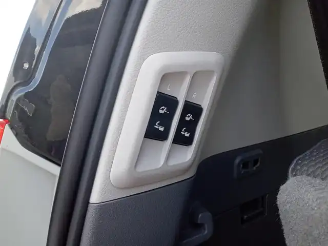 トヨタ ランドクルーザー プラド TX Lパッケージ 福井県 2011(平23)年 9.5万km ブラック 4WD/純正SDナビ（NSZT-W61G）/・（フルセグTV/CD/DVD/Bluetooth）/バックカメラ/横滑り防止装置/マルチテレインセレクト/クルーズコントロール/前席パワーシート/前席シートヒーター/ETC/純正フロアマット/電動格納サードシート/電動格納ウィンカーミラー/オートLEDライト/純正フロアマット/純正17インチAW/スマートキー