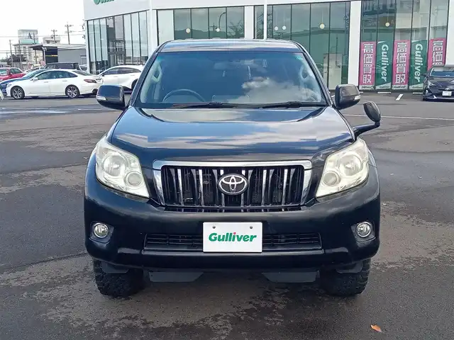 トヨタ ランドクルーザー プラド TX Lパッケージ 福井県 2011(平23)年 9.5万km ブラック 4WD/純正SDナビ（NSZT-W61G）/・（フルセグTV/CD/DVD/Bluetooth）/バックカメラ/横滑り防止装置/マルチテレインセレクト/クルーズコントロール/前席パワーシート/前席シートヒーター/ETC/純正フロアマット/電動格納サードシート/電動格納ウィンカーミラー/オートLEDライト/純正フロアマット/純正17インチAW/スマートキー