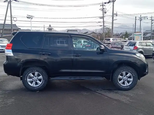 トヨタ ランドクルーザー プラド TX Lパッケージ 福井県 2011(平23)年 9.5万km ブラック 4WD/純正SDナビ（NSZT-W61G）/・（フルセグTV/CD/DVD/Bluetooth）/バックカメラ/横滑り防止装置/マルチテレインセレクト/クルーズコントロール/前席パワーシート/前席シートヒーター/ETC/純正フロアマット/電動格納サードシート/電動格納ウィンカーミラー/オートLEDライト/純正フロアマット/純正17インチAW/スマートキー