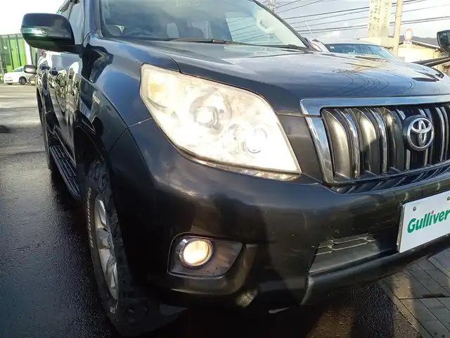トヨタ ランドクルーザー プラド TX Lパッケージ 福井県 2011(平23)年 9.5万km ブラック 4WD/純正SDナビ（NSZT-W61G）/・（フルセグTV/CD/DVD/Bluetooth）/バックカメラ/横滑り防止装置/マルチテレインセレクト/クルーズコントロール/前席パワーシート/前席シートヒーター/ETC/純正フロアマット/電動格納サードシート/電動格納ウィンカーミラー/オートLEDライト/純正フロアマット/純正17インチAW/スマートキー