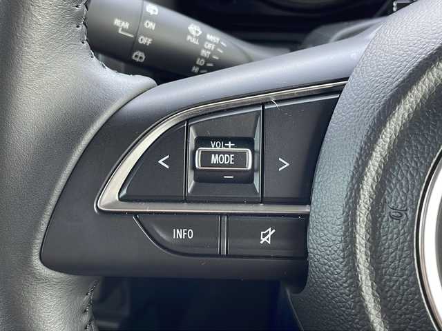 スズキ ジムニー XC 山口県 2024(令6)年 0.3万km ピュアホワイトP ALPINE9インチディスプレイオーディオ/・Bluetooth接続/・apple carplay/・android auto/レザー調シートカバー/スズキセーフティ/・デュアルセンサーブレーキサポート/・誤発進抑制機能/・車線逸脱警報/・ふらつき警報/・先行車発進お知らせ機能/・標識認識機能/・リヤパーキングセンサー/・アイドリングストップ/・レーダークルーズコントロール/バックソナー/純正フロアマット/スマートキー/プッシュスタート/シートヒーター/純正16インチアルミホイール/純正LEDライト/ドアバイザー/ウィンカーミラー