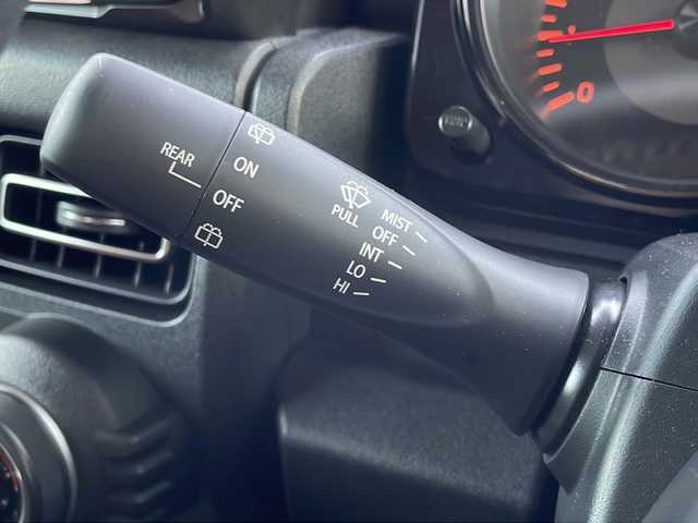 スズキ ジムニー XC 山口県 2024(令6)年 0.3万km ピュアホワイトP ALPINE9インチディスプレイオーディオ/・Bluetooth接続/・apple carplay/・android auto/レザー調シートカバー/スズキセーフティ/・デュアルセンサーブレーキサポート/・誤発進抑制機能/・車線逸脱警報/・ふらつき警報/・先行車発進お知らせ機能/・標識認識機能/・リヤパーキングセンサー/・アイドリングストップ/・レーダークルーズコントロール/バックソナー/純正フロアマット/スマートキー/プッシュスタート/シートヒーター/純正16インチアルミホイール/純正LEDライト/ドアバイザー/ウィンカーミラー