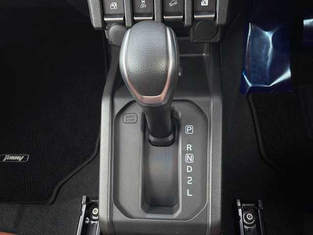 スズキ ジムニー XC 山口県 2024(令6)年 0.3万km ピュアホワイトP ALPINE9インチディスプレイオーディオ/・Bluetooth接続/・apple carplay/・android auto/レザー調シートカバー/スズキセーフティ/・デュアルセンサーブレーキサポート/・誤発進抑制機能/・車線逸脱警報/・ふらつき警報/・先行車発進お知らせ機能/・標識認識機能/・リヤパーキングセンサー/・アイドリングストップ/・レーダークルーズコントロール/バックソナー/純正フロアマット/スマートキー/プッシュスタート/シートヒーター/純正16インチアルミホイール/純正LEDライト/ドアバイザー/ウィンカーミラー