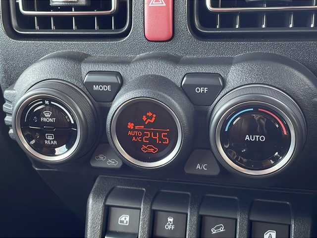 スズキ ジムニー XC 山口県 2024(令6)年 0.3万km ピュアホワイトP ALPINE9インチディスプレイオーディオ/・Bluetooth接続/・apple carplay/・android auto/レザー調シートカバー/スズキセーフティ/・デュアルセンサーブレーキサポート/・誤発進抑制機能/・車線逸脱警報/・ふらつき警報/・先行車発進お知らせ機能/・標識認識機能/・リヤパーキングセンサー/・アイドリングストップ/・レーダークルーズコントロール/バックソナー/純正フロアマット/スマートキー/プッシュスタート/シートヒーター/純正16インチアルミホイール/純正LEDライト/ドアバイザー/ウィンカーミラー