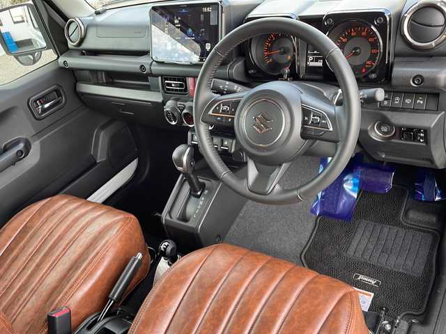 スズキ ジムニー XC 山口県 2024(令6)年 0.3万km ピュアホワイトP ALPINE9インチディスプレイオーディオ/・Bluetooth接続/・apple carplay/・android auto/レザー調シートカバー/スズキセーフティ/・デュアルセンサーブレーキサポート/・誤発進抑制機能/・車線逸脱警報/・ふらつき警報/・先行車発進お知らせ機能/・標識認識機能/・リヤパーキングセンサー/・アイドリングストップ/・レーダークルーズコントロール/バックソナー/純正フロアマット/スマートキー/プッシュスタート/シートヒーター/純正16インチアルミホイール/純正LEDライト/ドアバイザー/ウィンカーミラー