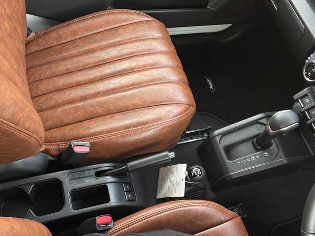 スズキ ジムニー XC 山口県 2024(令6)年 0.3万km ピュアホワイトP ALPINE9インチディスプレイオーディオ/・Bluetooth接続/・apple carplay/・android auto/レザー調シートカバー/スズキセーフティ/・デュアルセンサーブレーキサポート/・誤発進抑制機能/・車線逸脱警報/・ふらつき警報/・先行車発進お知らせ機能/・標識認識機能/・リヤパーキングセンサー/・アイドリングストップ/・レーダークルーズコントロール/バックソナー/純正フロアマット/スマートキー/プッシュスタート/シートヒーター/純正16インチアルミホイール/純正LEDライト/ドアバイザー/ウィンカーミラー