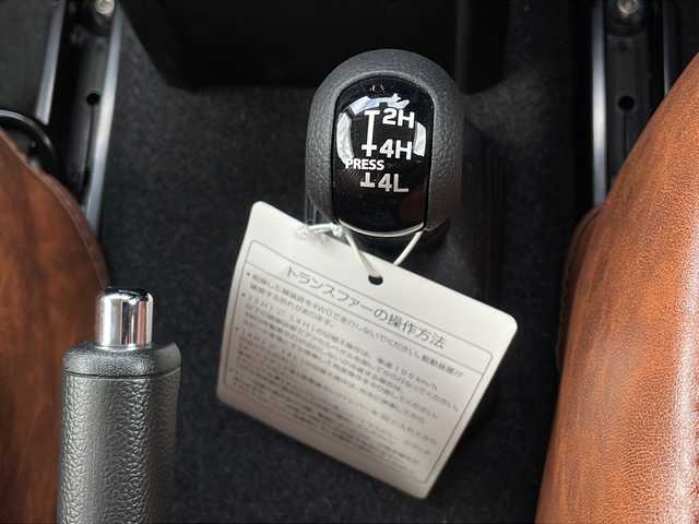 スズキ ジムニー XC 山口県 2024(令6)年 0.3万km ピュアホワイトP ALPINE9インチディスプレイオーディオ/・Bluetooth接続/・apple carplay/・android auto/レザー調シートカバー/スズキセーフティ/・デュアルセンサーブレーキサポート/・誤発進抑制機能/・車線逸脱警報/・ふらつき警報/・先行車発進お知らせ機能/・標識認識機能/・リヤパーキングセンサー/・アイドリングストップ/・レーダークルーズコントロール/バックソナー/純正フロアマット/スマートキー/プッシュスタート/シートヒーター/純正16インチアルミホイール/純正LEDライト/ドアバイザー/ウィンカーミラー