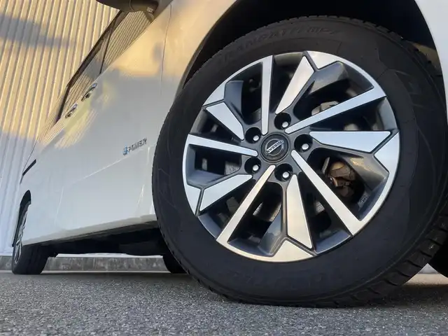 日産 セレナ e－パワー ハイウェイスター G 福岡県 2021(令3)年 8万km ブリリアントホワイトパール プロパイロット/純正９インチナビ（ＭＭ３２０Ｄ－Ｌ）/フルセグTV/CD/DVD/BT/SD/AM/FM/全周囲カメラ/デジタルインナーミラー/衝突軽減/BSW/両側パワースライドドア/ドラレコ/ビルトインＥＴＣ/純正１６ＡＷ/ＬＥＤオートライト/電動パーキング/ブレーキホールド/スマートキー/プッシュスタート/ロールサンシェード/シートバックテーブル