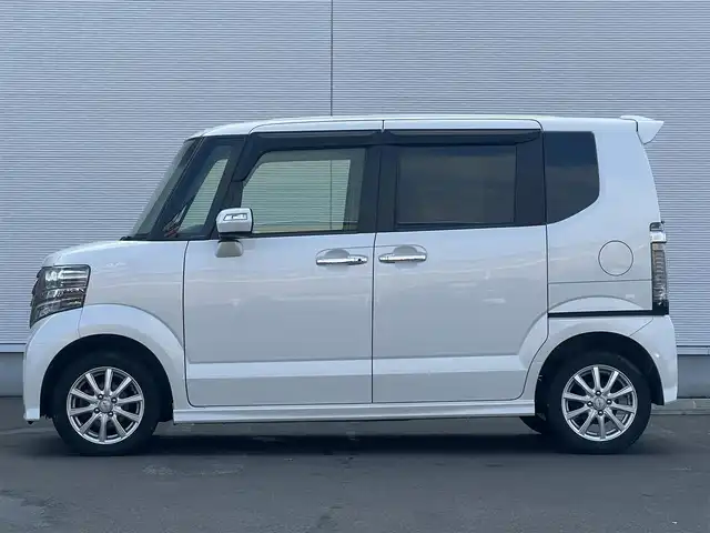 ホンダ Ｎ ＢＯＸ カスタム G ターボ Lパッケージ 秋田県 2017(平29)年 12.7万km プレミアムホワイトパールⅡ 社外ナビ/４WD/スマートキー/両側パワスラ/ターボ/フルセグ/前席シートヒーター/社外アルミ/社外フロアマット/ETC/ステアリングスイッチ/フリップダウンモニター/アイドリングストップ/プッシュスタート/オートライト/オートエアコン/パドルシフト/横滑り防止/純正ドアバイザー/オートエアコン/オートライト/パワーステアリング/パワーウィンドウ/電動格納ウィンカーミラー/フルフラットシート/チップアップシート/保証書/取扱説明書/記録簿