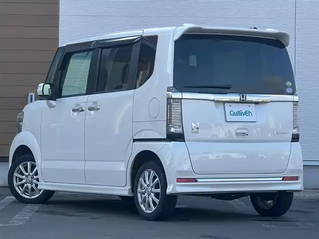 ホンダ Ｎ ＢＯＸ カスタム G ターボ Lパッケージ 秋田県 2017(平29)年 12.7万km プレミアムホワイトパールⅡ 社外ナビ/４WD/スマートキー/両側パワスラ/ターボ/フルセグ/前席シートヒーター/社外アルミ/社外フロアマット/ETC/ステアリングスイッチ/フリップダウンモニター/アイドリングストップ/プッシュスタート/オートライト/オートエアコン/パドルシフト/横滑り防止/純正ドアバイザー/オートエアコン/オートライト/パワーステアリング/パワーウィンドウ/電動格納ウィンカーミラー/フルフラットシート/チップアップシート/保証書/取扱説明書/記録簿