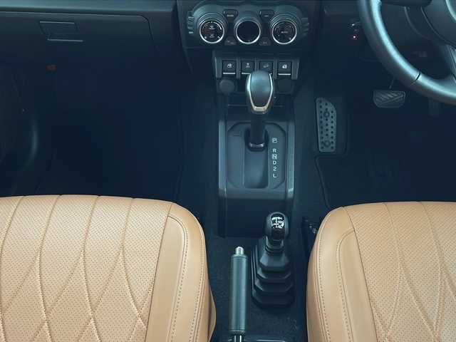 スズキ ジムニー XC 鹿児島県 2022(令4)年 2.4万km ブルーイッシュブラックパール3 GIGEAR1.5リフトアップ/GIGEARルーフラック＆リアラダー/社外9インチナビ/（AM/FM/CD/DVD/Bluetooth）/SUZUKIグリル/オレンジ革調キルティングシートカバー/クルーズコントロール/ドライブレコーダー/純正フロアマット/シートヒーターD/N席/純正ホイール/背面タイヤ/ABS/レーンキープアシスト/ダウンヒルアシスト/LEDヘッドライト/オートライト/ヘッドライトウォッシャー/アイドリングストップ/横滑り防止装置/盗難防止装置/衝突被害軽減システム/プッシュスタート/スマートキー/４WD