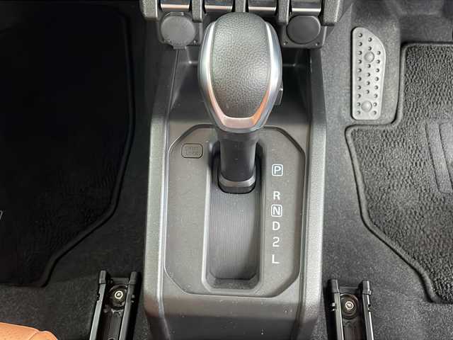 スズキ ジムニー XC 鹿児島県 2022(令4)年 2.4万km ブルーイッシュブラックパール3 GIGEAR1.5リフトアップ/GIGEARルーフラック＆リアラダー/社外9インチナビ/（AM/FM/CD/DVD/Bluetooth）/SUZUKIグリル/オレンジ革調キルティングシートカバー/クルーズコントロール/ドライブレコーダー/純正フロアマット/シートヒーターD/N席/純正ホイール/背面タイヤ/ABS/レーンキープアシスト/ダウンヒルアシスト/LEDヘッドライト/オートライト/ヘッドライトウォッシャー/アイドリングストップ/横滑り防止装置/盗難防止装置/衝突被害軽減システム/プッシュスタート/スマートキー/４WD