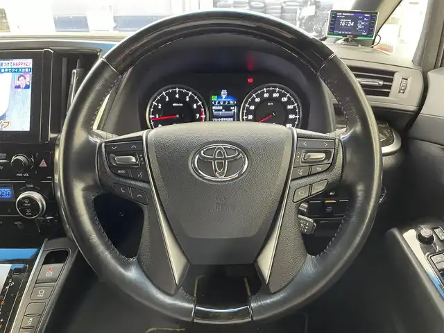 トヨタ ヴェルファイア Z Aエディション ゴールデンアイズ 滋賀県 2017(平29)年 3.7万km ホワイトパールクリスタルシャイン 禁煙車/純正ナビ/（CD/DVD/SD/AUX/VTR/Bluetooth/フルセグTV）/パノラミックビューモニター/純正フリップダウンモニター/ミラー型ドライブレコーダー/ビルトインETC/JBLプレミアムサウンド/両側電動スライドドア/パワーバックドア/電動パーキングブレーキ/オートホールドブレーキ/レーダー探知機/クリアランスソナー/インテリジェントクリアランスソナー/革巻きステアリング/レーダークルーズコントロール/ステアリングリモコン/LEDヘッドライト/フォグランプ/オートヘッドライト/ハーフレザーシート/純正アルミホイール/純正フロアマット/オートリトラーミラー/スペアキー1本
