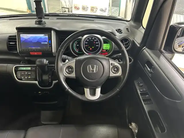 ホンダ Ｎ ＢＯＸ G ターボ Lパッケージ 東京都 2016(平28)年 10.6万km スマートブラック 純正ディーラーナビ/(VXM-164CSi)/(CD/ワンセグTV/ipod/BT/SD/USB)/両側パワースライドドア/横滑り防止/衝突被害軽減ブレーキ/電動格納ウインカーミラー/ドアバイザー/オートライト/LEDライト/クルーズコントロール/革巻きステアリング/ステアリングスイッチ/パドルシフト/ETC/前方ドライブレコーダー/純正フロアマット/レザー調シートカバー/後席テーブル/後席サンシェード/ISOFIX/リアプライバシーガラス/ドアハンドルプロテクター/W+サイドSRS&ABS