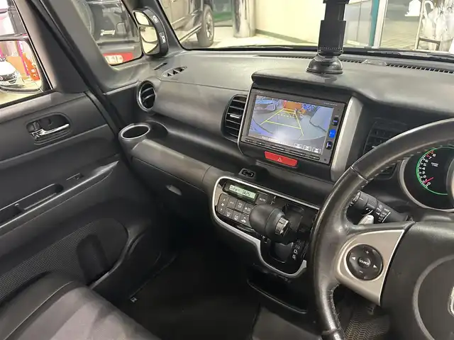 ホンダ Ｎ ＢＯＸ G ターボ Lパッケージ 東京都 2016(平28)年 10.6万km スマートブラック 純正ディーラーナビ/(VXM-164CSi)/(CD/ワンセグTV/ipod/BT/SD/USB)/両側パワースライドドア/横滑り防止/衝突被害軽減ブレーキ/電動格納ウインカーミラー/ドアバイザー/オートライト/LEDライト/クルーズコントロール/革巻きステアリング/ステアリングスイッチ/パドルシフト/ETC/前方ドライブレコーダー/純正フロアマット/レザー調シートカバー/後席テーブル/後席サンシェード/ISOFIX/リアプライバシーガラス/ドアハンドルプロテクター/W+サイドSRS&ABS