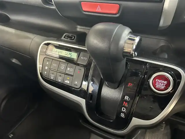 ホンダ Ｎ ＢＯＸ G ターボ Lパッケージ 東京都 2016(平28)年 10.6万km スマートブラック 純正ディーラーナビ/(VXM-164CSi)/(CD/ワンセグTV/ipod/BT/SD/USB)/両側パワースライドドア/横滑り防止/衝突被害軽減ブレーキ/電動格納ウインカーミラー/ドアバイザー/オートライト/LEDライト/クルーズコントロール/革巻きステアリング/ステアリングスイッチ/パドルシフト/ETC/前方ドライブレコーダー/純正フロアマット/レザー調シートカバー/後席テーブル/後席サンシェード/ISOFIX/リアプライバシーガラス/ドアハンドルプロテクター/W+サイドSRS&ABS