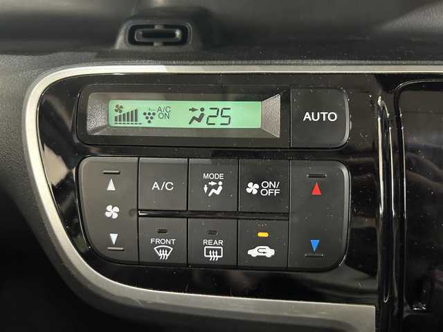 ホンダ Ｎ ＢＯＸ G ターボ Lパッケージ 東京都 2016(平28)年 10.6万km スマートブラック 純正ディーラーナビ/(VXM-164CSi)/(CD/ワンセグTV/ipod/BT/SD/USB)/両側パワースライドドア/横滑り防止/衝突被害軽減ブレーキ/電動格納ウインカーミラー/ドアバイザー/オートライト/LEDライト/クルーズコントロール/革巻きステアリング/ステアリングスイッチ/パドルシフト/ETC/前方ドライブレコーダー/純正フロアマット/レザー調シートカバー/後席テーブル/後席サンシェード/ISOFIX/リアプライバシーガラス/ドアハンドルプロテクター/W+サイドSRS&ABS