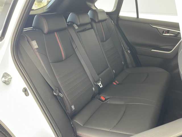 トヨタ ＲＡＶ４ ＰＨＶ Z 愛知県 2023(令5)年 0.8万km プラチナホワイトパールマイカ 衝突軽減システム/純正10型ディズプレイオーディオ　ナビ機能あり/レーダークルーズコントロール/シートヒーター/エアシート/フルセグ/Bluetooth/バックカメラ/電動リアゲート/ルーフレール/パワーシート/ヘッドアップディスプレイ/コーナーセンサー/純正アルミホイール/ETC2.0/ブラインドスポットモニター/LEDヘッドライト/ステアリングヒーター/インテリジェントミラー/オートマチックハイビーム/置くだけ充電機/ドライブレコーダー/ステアリングスイッチ/スマートキー/プッシュスタート