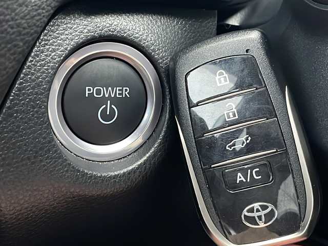 トヨタ ＲＡＶ４ ＰＨＶ Z 愛知県 2023(令5)年 0.8万km プラチナホワイトパールマイカ 衝突軽減システム/純正10型ディズプレイオーディオ　ナビ機能あり/レーダークルーズコントロール/シートヒーター/エアシート/フルセグ/Bluetooth/バックカメラ/電動リアゲート/ルーフレール/パワーシート/ヘッドアップディスプレイ/コーナーセンサー/純正アルミホイール/ETC2.0/ブラインドスポットモニター/LEDヘッドライト/ステアリングヒーター/インテリジェントミラー/オートマチックハイビーム/置くだけ充電機/ドライブレコーダー/ステアリングスイッチ/スマートキー/プッシュスタート