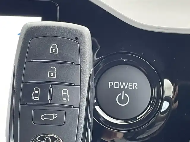 トヨタ ヴォクシー ハイブリッド S－Z 茨城県 2025(令7)年 0.1千km アティチュードブラックマイカ 登録済未使用車/純正10.5DA/ナビ/バックカメラ/フルセグ/CD/DVDデッキ/デジタルインナーミラー/ユニバーサルステップ/衝突被害軽減ブレーキ/車線逸脱抑制装置/レーダークルーズコントロール/オートマチックハイビーム/クリアランスソナー/BSM/両側電動スライドドア/ETC2.0/AC100V/シートヒーター/純正17インチAW/3眼LEDヘッドライト/スマートキー
