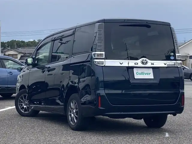 トヨタ ヴォクシー X 島根県 2017(平29)年 10.4万km ブラッキッシュアゲハガラスフレーク ディーラーOPSDナビ(CD/ワンセグ/BT)/左側パワースライドドア /プリクラッシュセーフティー/レーンディパーチャーアラート/オートハイビーム/オートライト/LEDヘッドライト/ビルトインETC/前ドライブレコーダー/純正フロアマット/純正ドアバイザー/純正キャップ付き鉄ホイール付き冬タイヤ積み込み
