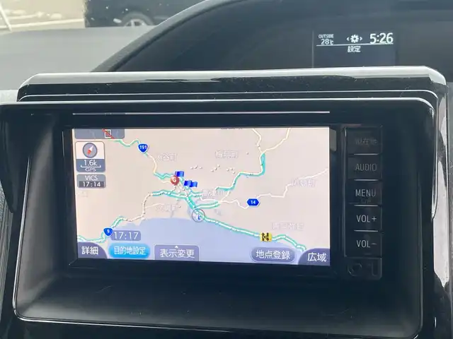 トヨタ ヴォクシー X 島根県 2017(平29)年 10.4万km ブラッキッシュアゲハガラスフレーク ディーラーOPSDナビ(CD/ワンセグ/BT)/左側パワースライドドア /プリクラッシュセーフティー/レーンディパーチャーアラート/オートハイビーム/オートライト/LEDヘッドライト/ビルトインETC/前ドライブレコーダー/純正フロアマット/純正ドアバイザー/純正キャップ付き鉄ホイール付き冬タイヤ積み込み