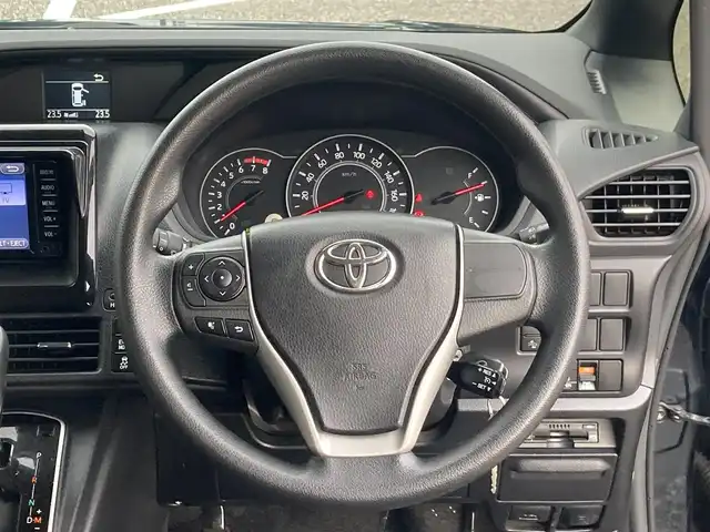 トヨタ ヴォクシー X 島根県 2017(平29)年 10.4万km ブラッキッシュアゲハガラスフレーク ディーラーOPSDナビ(CD/ワンセグ/BT)/左側パワースライドドア /プリクラッシュセーフティー/レーンディパーチャーアラート/オートハイビーム/オートライト/LEDヘッドライト/ビルトインETC/前ドライブレコーダー/純正フロアマット/純正ドアバイザー/純正キャップ付き鉄ホイール付き冬タイヤ積み込み