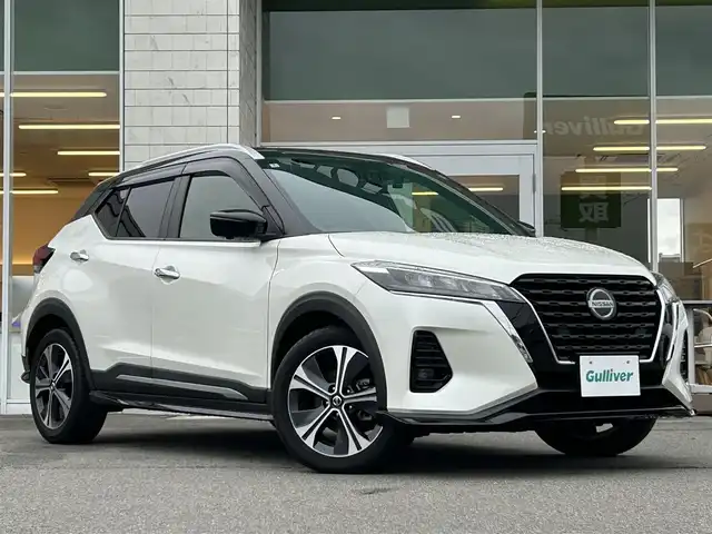 日産 キックス X 兵庫県 2022(令4)年 5万km ブリリアントホワイトパール/ピュアブラック 2トーン 純正SDナビ/フルセグテレビ/BTオーディオ/CD/DVD再生機能/全方位カメラ/デジタルインナーミラー/純正エアロ（フロント・サイド・リア）/ETC/ステアリングヒーター/シートヒーター/LEDヘッドライト/フォグランプ/スペアキー/純正17インチAW