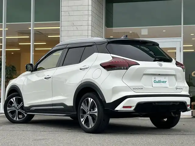 日産 キックス X 兵庫県 2022(令4)年 5万km ブリリアントホワイトパール/ピュアブラック 2トーン 純正SDナビ/フルセグテレビ/BTオーディオ/CD/DVD再生機能/全方位カメラ/デジタルインナーミラー/純正エアロ（フロント・サイド・リア）/ETC/ステアリングヒーター/シートヒーター/LEDヘッドライト/フォグランプ/スペアキー/純正17インチAW