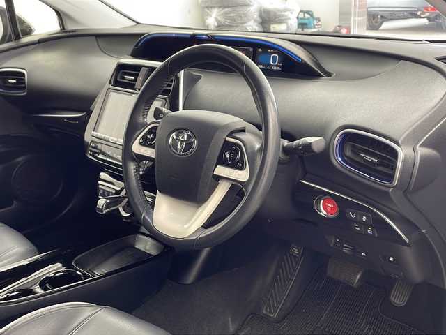 トヨタ プリウス A ツーリングセレクション 兵庫県 2016(平28)年 4.4万km グレーメタリック ・モデリスタエアロ/・トヨタセーフティーセンス/・プリクラッシュセーフティ/・レーンディバチャーアラート/・クリアランスソナー/・ふらつき警報/・ブラインドスポットモニター/・ヘッドアップディスプレイ/・パーキングアシスト/・レーダークルーズコントロール/・オートマチックハイビーム/・アルパイン製9インチナビ＆フルセグ＆BT＆DVD/・バックカメラ/・LEDライト/・LEDフォグランプ/・オートライト/・前席シートヒーター/・ビルトインETC/・スマートキー/・プッシュスタート/・合皮シート/・フロアマット/・革調シートカバー