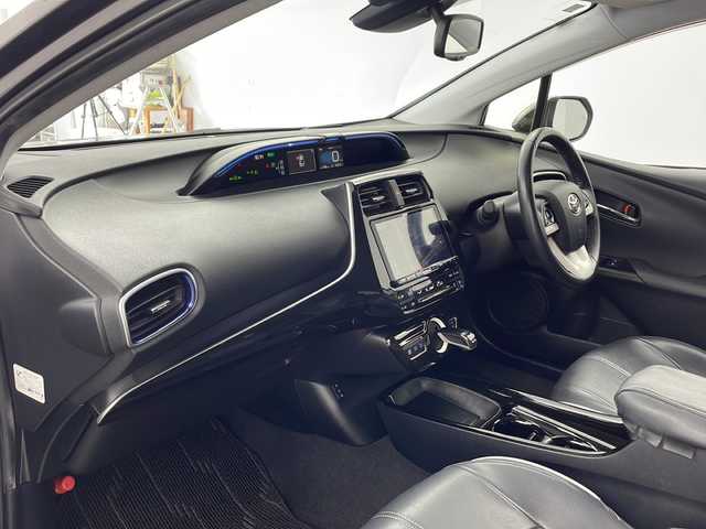 トヨタ プリウス A ツーリングセレクション 兵庫県 2016(平28)年 4.4万km グレーメタリック ・モデリスタエアロ/・トヨタセーフティーセンス/・プリクラッシュセーフティ/・レーンディバチャーアラート/・クリアランスソナー/・ふらつき警報/・ブラインドスポットモニター/・ヘッドアップディスプレイ/・パーキングアシスト/・レーダークルーズコントロール/・オートマチックハイビーム/・アルパイン製9インチナビ＆フルセグ＆BT＆DVD/・バックカメラ/・LEDライト/・LEDフォグランプ/・オートライト/・前席シートヒーター/・ビルトインETC/・スマートキー/・プッシュスタート/・合皮シート/・フロアマット/・革調シートカバー