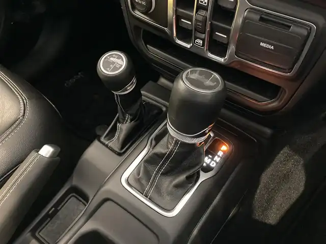 クライスラー・ジープ ジープ ラングラー アンリミテッド サハラ 熊本県 2023(令5)年 4.4万km ブラック ブラックレザーシート/シートヒーター/ハンドルヒーター/純正メモリナビ/AppleCarPlay/androidauto/AUX/USB/Bluetooth/フルセグテレビ/ALPINEサラウンドシステム/バックカメラ/フロントカメラ/サイドカメラ/コーナーセンサー/パーキングアシスト/アダプティブクルーズコントロール/ETC2.0/LEDヘッドライト/LEDフォグライト