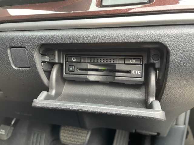 トヨタ クラウン ロイヤル ロイヤルサルーン 神奈川県 2015(平27)年 9万km ブラック 純正HDDナビ/・DTV/CD/DVD/MSV/BT		/バックカメラ/純正16インチAW/フロント/サイド/リアアンダーエアロ/革調シートカバー/フロントパワーシート/トランクイージークローザー/ビルトインETC		/前後ドライブレコーダー	/クルーズコントロール/オートライト/HIDヘッドライト/フォグランプ/プッシュEgスタート/ストップ		/スマートキー/W/サイド/カーテンエアバック/純正フロアマット/取扱説明書