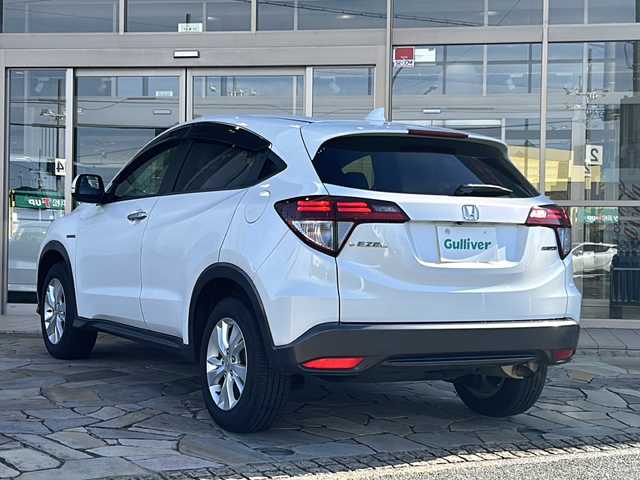 ホンダ ヴェゼル ハイブリッド X 静岡県 2014(平26)年 10.1万km ホワイトオーキッドパール 純正メモリナビ/・CD/・DVD/・ワンセグＴＶ/・Bluetooth/・USB/・HDMI/・iPod/・AM/・FM/主要装備/・衝突軽減/・レーンキープ/・クルコン/・バックカメラ/・ETC/・パドルシフト/・ステリモ/・電動パーキングブレーキ/・オートホールド/・LEDヘッドライト/・オートライト/・オートハイビーム/・フォグランプ/・スマートキー/・プッシュスタート/・純正フロアマット/・純正アルミホイール