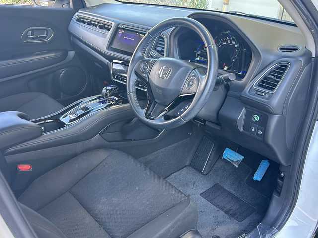 ホンダ ヴェゼル ハイブリッド X 静岡県 2014(平26)年 10.1万km ホワイトオーキッドパール 純正メモリナビ/・CD/・DVD/・ワンセグＴＶ/・Bluetooth/・USB/・HDMI/・iPod/・AM/・FM/主要装備/・衝突軽減/・レーンキープ/・クルコン/・バックカメラ/・ETC/・パドルシフト/・ステリモ/・電動パーキングブレーキ/・オートホールド/・LEDヘッドライト/・オートライト/・オートハイビーム/・フォグランプ/・スマートキー/・プッシュスタート/・純正フロアマット/・純正アルミホイール