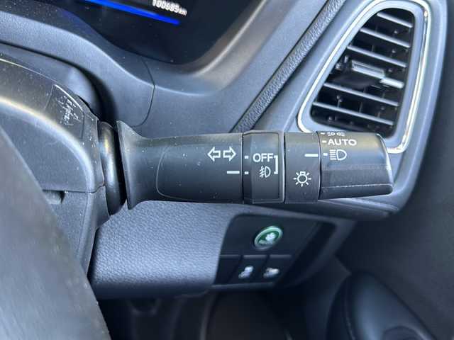 ホンダ ヴェゼル ハイブリッド X 静岡県 2014(平26)年 10.1万km ホワイトオーキッドパール 純正メモリナビ/・CD/・DVD/・ワンセグＴＶ/・Bluetooth/・USB/・HDMI/・iPod/・AM/・FM/主要装備/・衝突軽減/・レーンキープ/・クルコン/・バックカメラ/・ETC/・パドルシフト/・ステリモ/・電動パーキングブレーキ/・オートホールド/・LEDヘッドライト/・オートライト/・オートハイビーム/・フォグランプ/・スマートキー/・プッシュスタート/・純正フロアマット/・純正アルミホイール