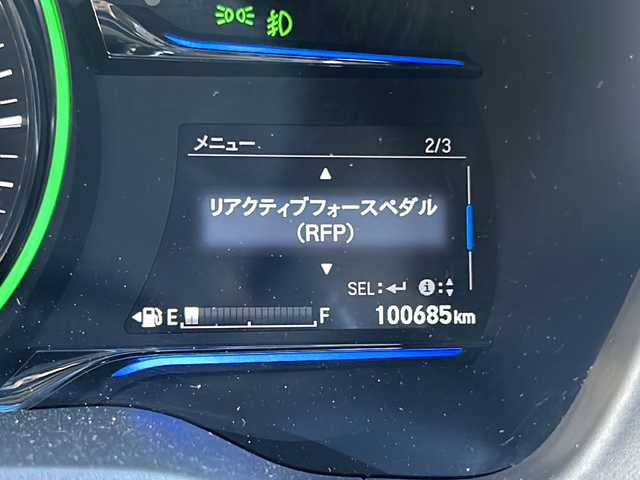 ホンダ ヴェゼル ハイブリッド X 静岡県 2014(平26)年 10.1万km ホワイトオーキッドパール 純正メモリナビ/・CD/・DVD/・ワンセグＴＶ/・Bluetooth/・USB/・HDMI/・iPod/・AM/・FM/主要装備/・衝突軽減/・レーンキープ/・クルコン/・バックカメラ/・ETC/・パドルシフト/・ステリモ/・電動パーキングブレーキ/・オートホールド/・LEDヘッドライト/・オートライト/・オートハイビーム/・フォグランプ/・スマートキー/・プッシュスタート/・純正フロアマット/・純正アルミホイール